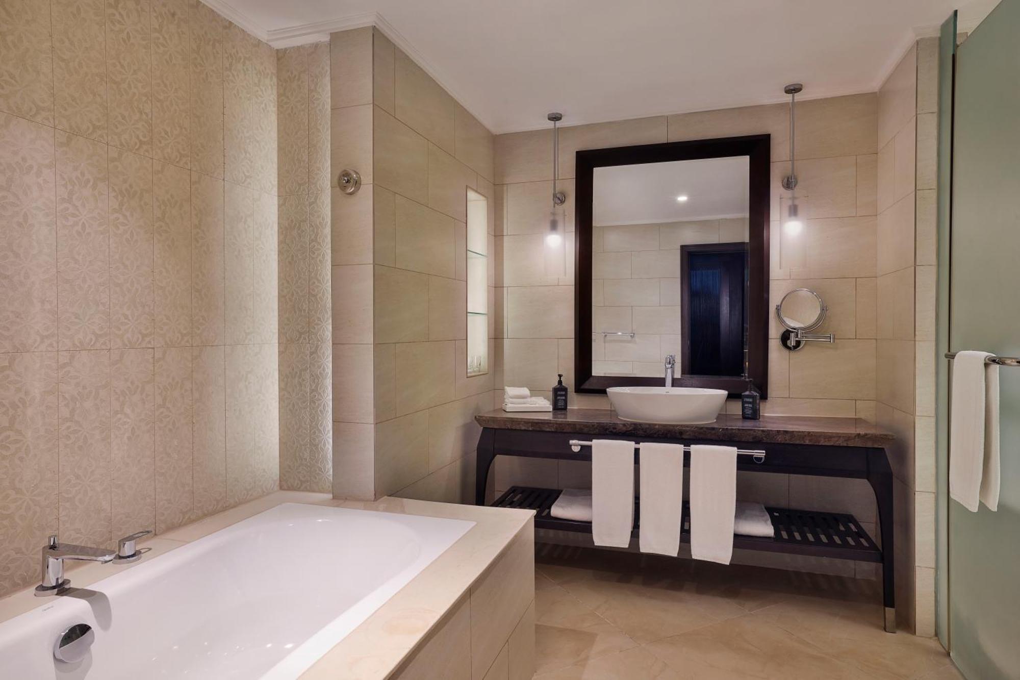 Deluxe King with City View and Balcony,1414369721:JPEG